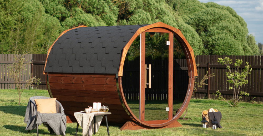 Fasssauna mit Spiegelglas und Outdoormöbeln