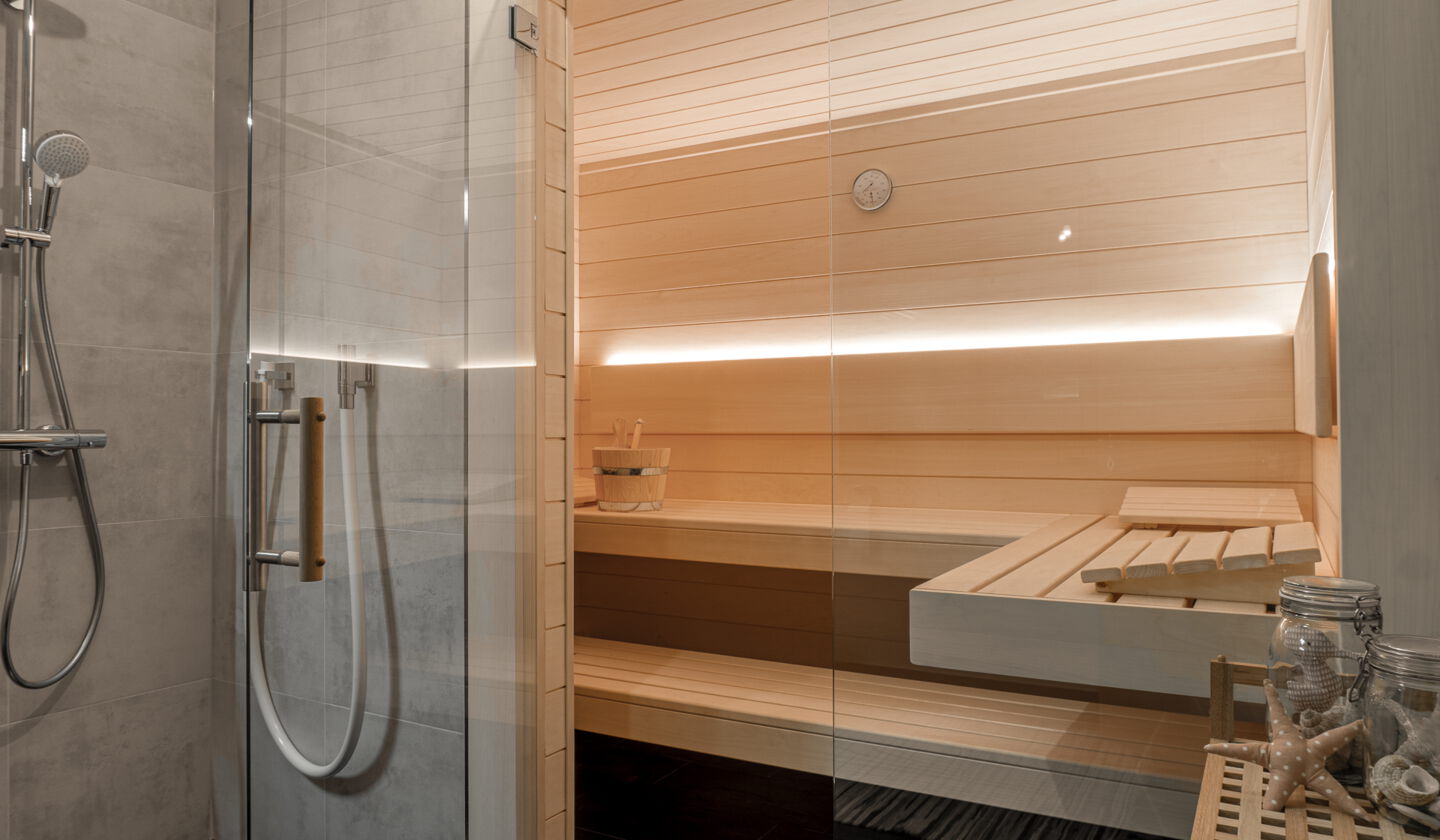 Individuelle Sauna nach Maß "Premium-Paket" mit Glastür und Duschlandschaft